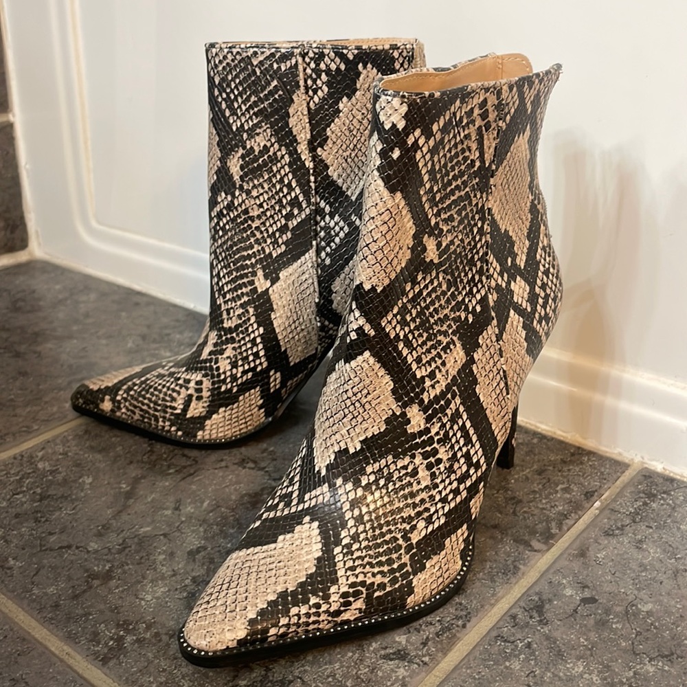 Steve Madden snake skin booties size 9 NW